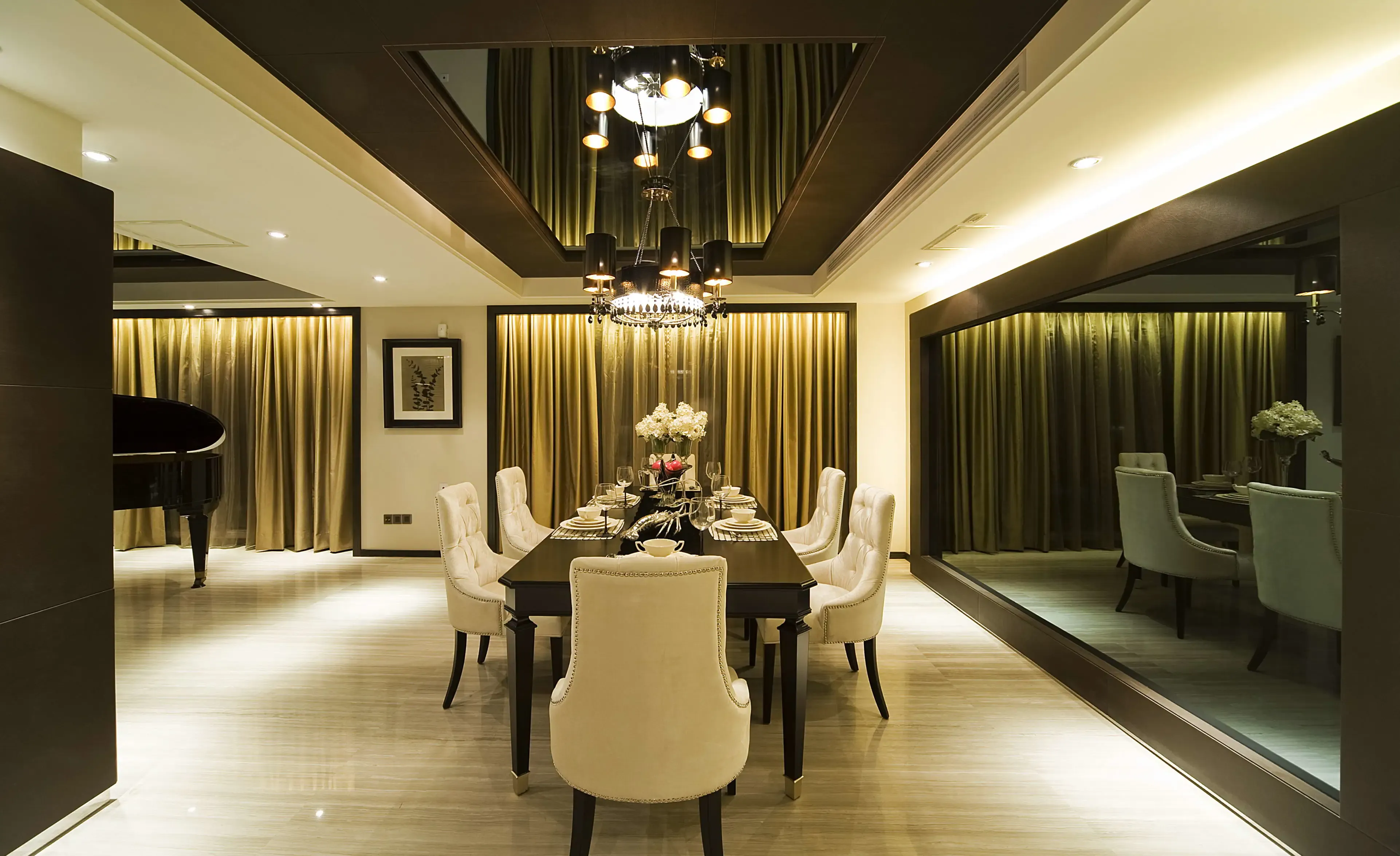 餐厅的设计简单,大方,黑色的餐桌配以简单白色的椅子,烤漆玻璃的吊顶