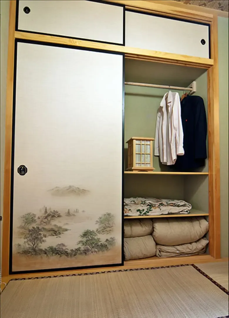 阳台定制榻榻米变成清心淡泊的茶室,日式壁柜提供超强储物空间韵味