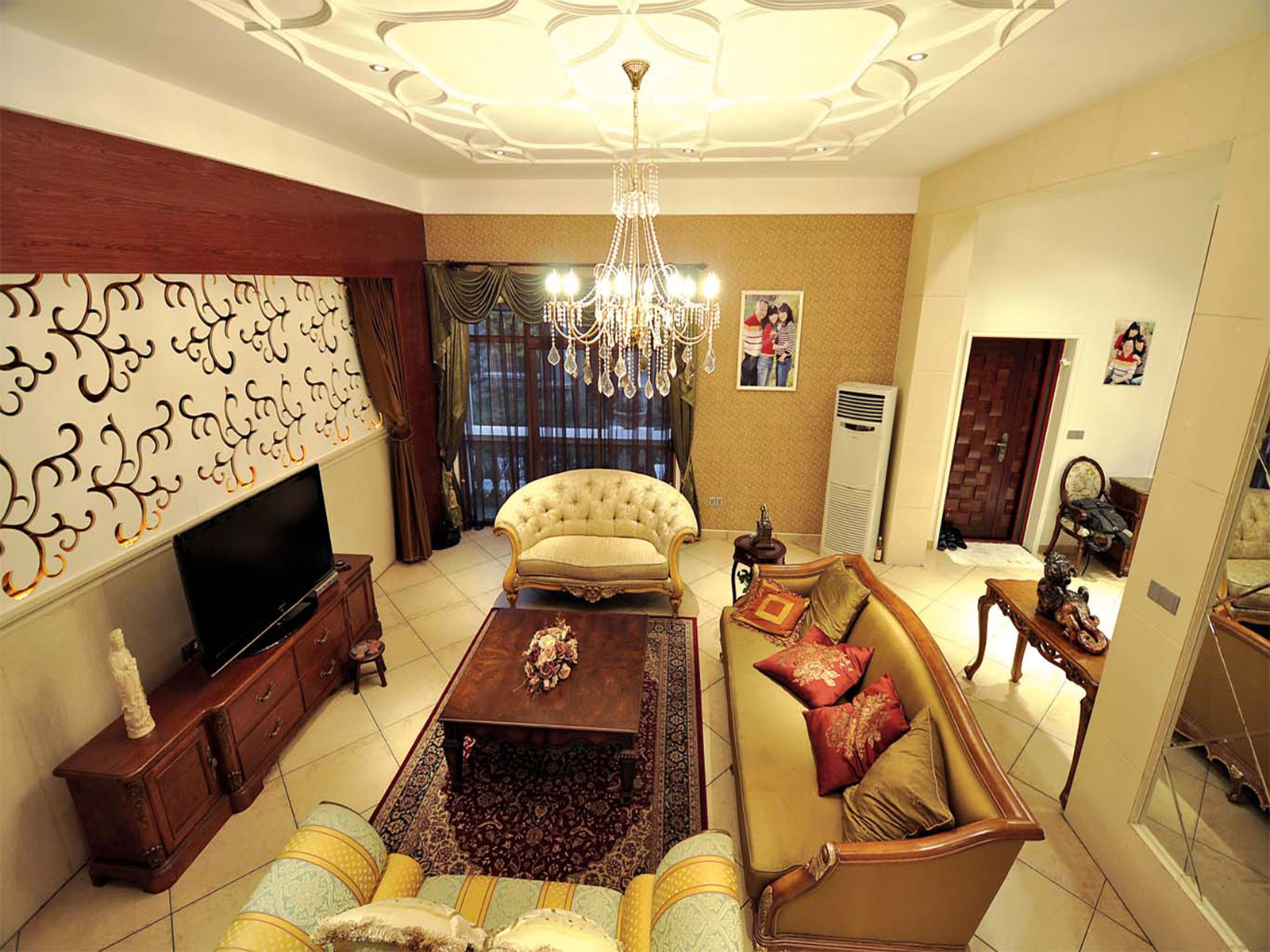 金地悦景台——客厅 简洁古典的沙发,墙面运用淡黄色的壁纸,整体以