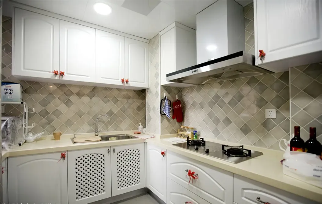 厨房具有美式元素的墙砖和橱柜镂空装饰