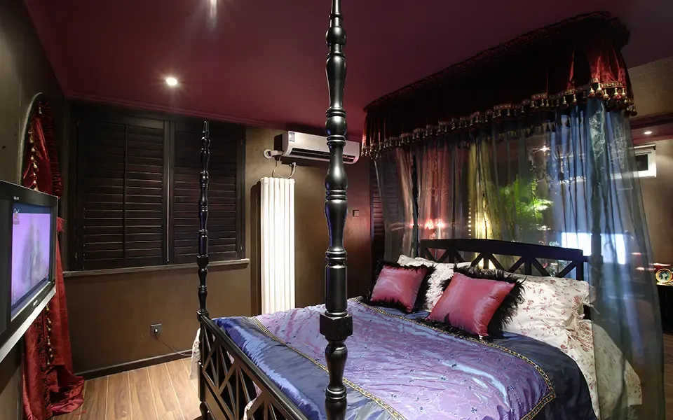 东南亚风格家饰特有的棕色,咖啡色以及实木,藤条的材质,通常会给视觉