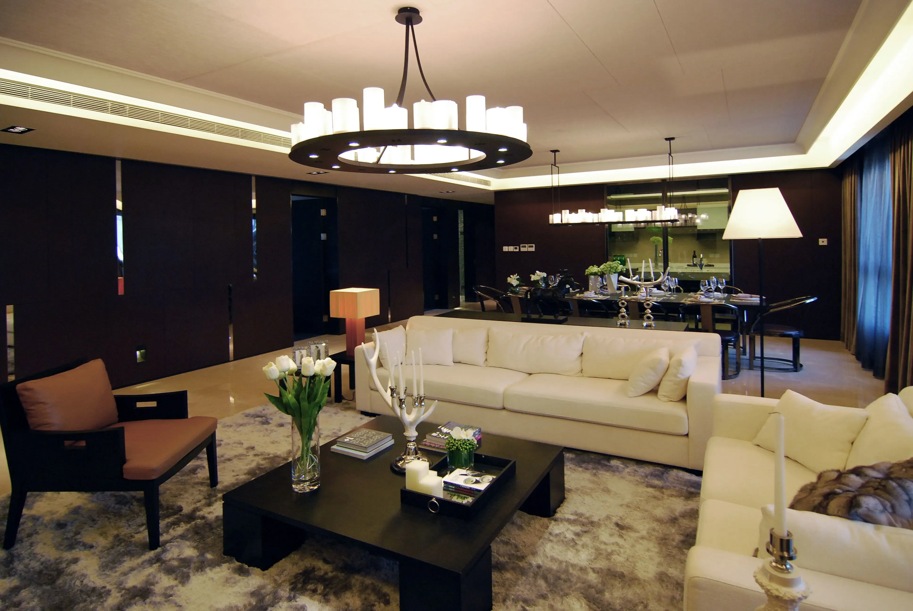 用黑色作为修饰,室内纵身感强,开放式的设计体验感以及中厨西厨的有效