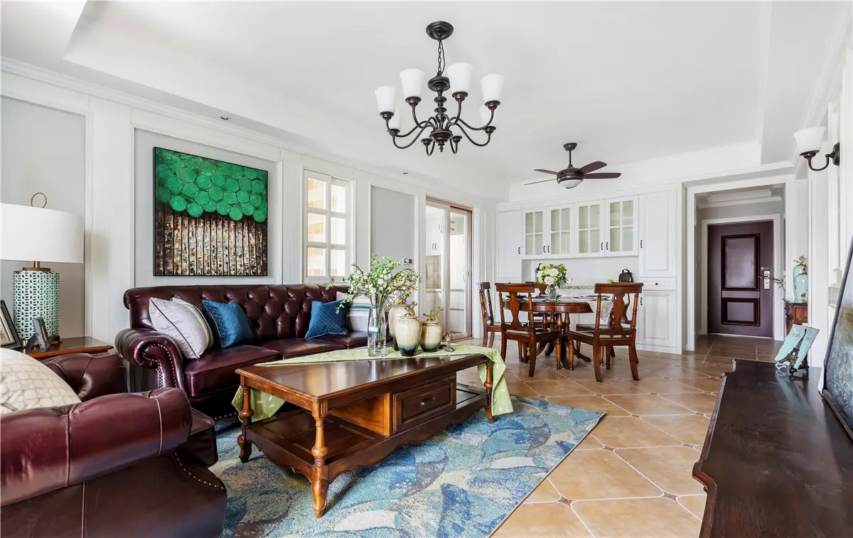 客厅沙发背景墙旁边特地开出一扇采光窗,改变了原本户型上南北不通透