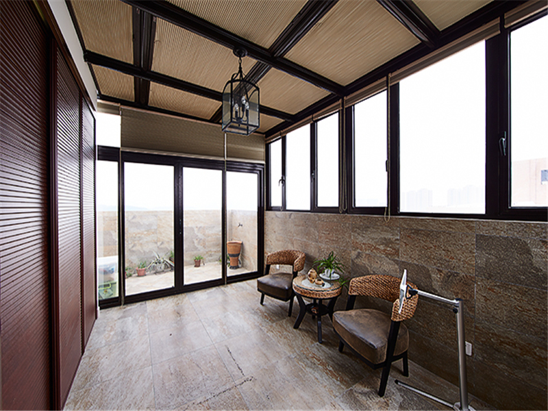 露台阳光房: 露台阳光房,自然衔接室内外的风景,设置成小型的茶室