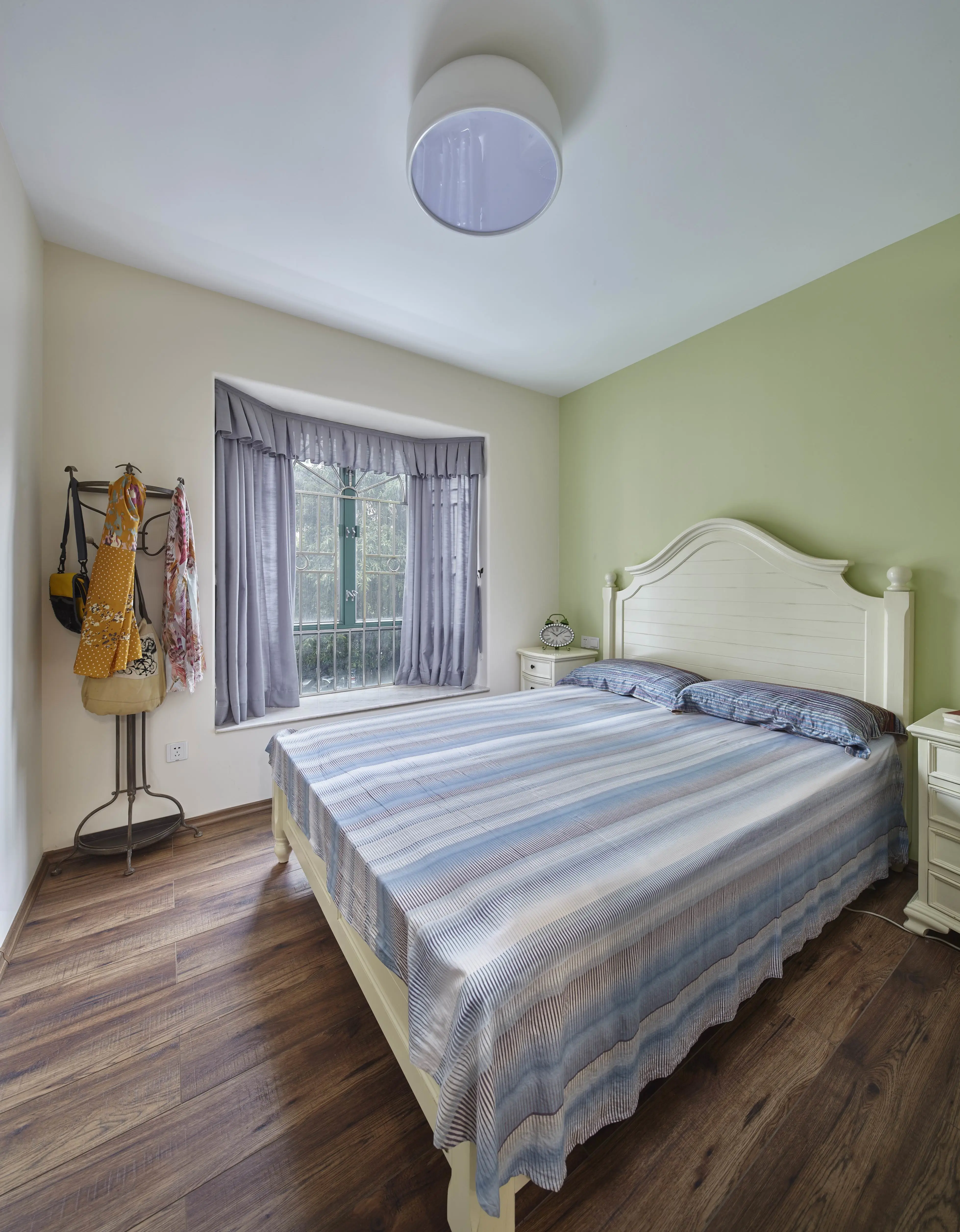 主人房,不需要太多,一盏灯,一张床