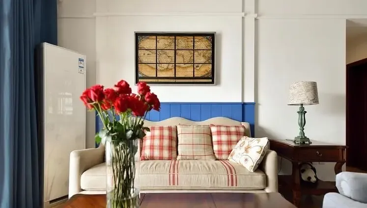 本案为两居室,风格是海军风,客厅的窗帘背景墙,以及厨房的柜子都室栽