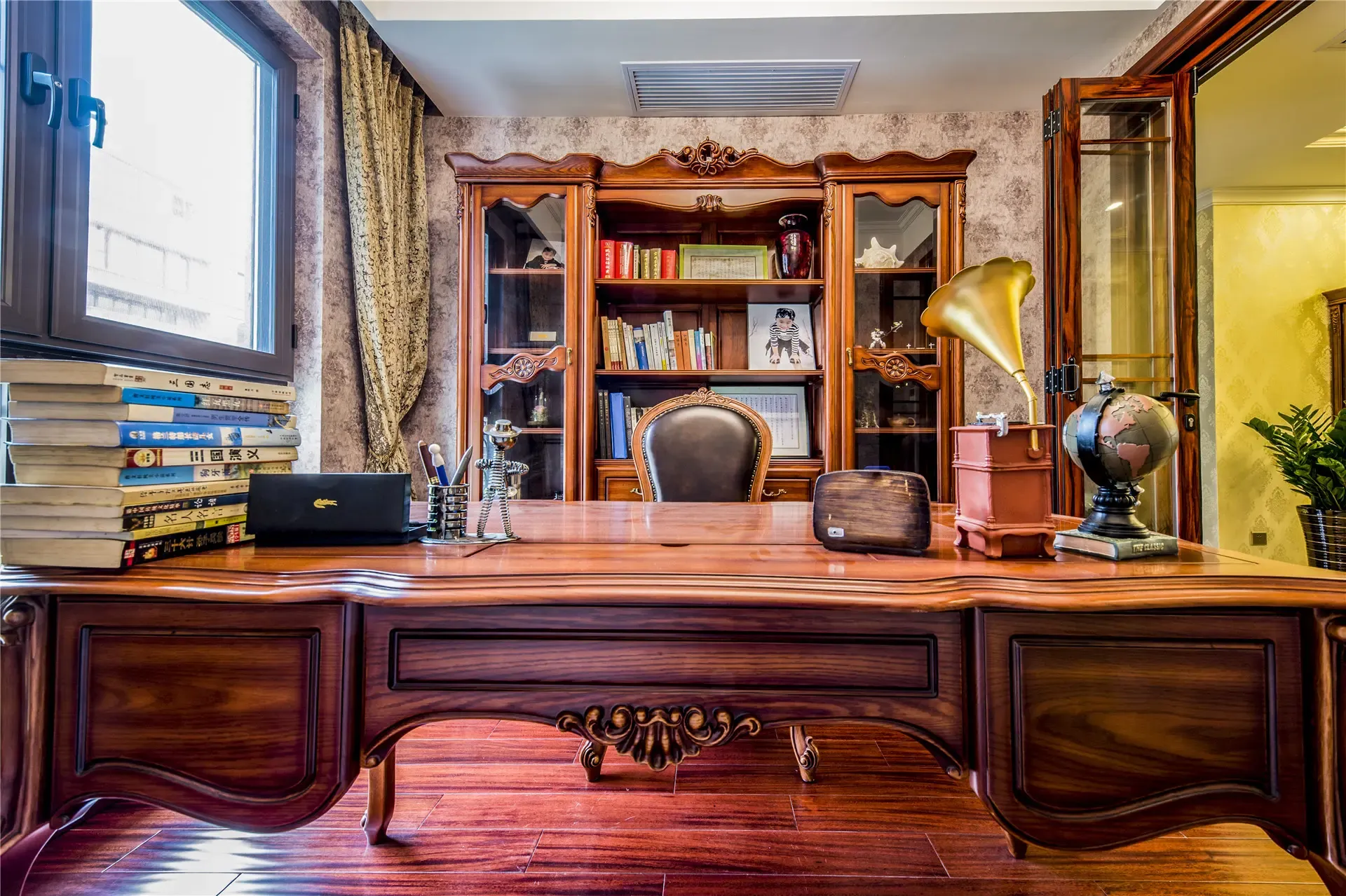 书房的正面视角