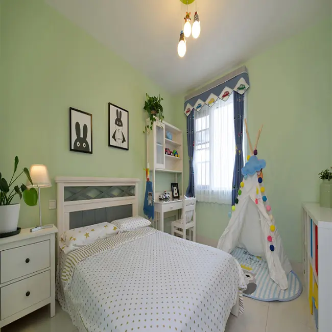 儿童房用了淡绿色的墙漆来粉刷配上可爱的动物照片,使整个空间变得