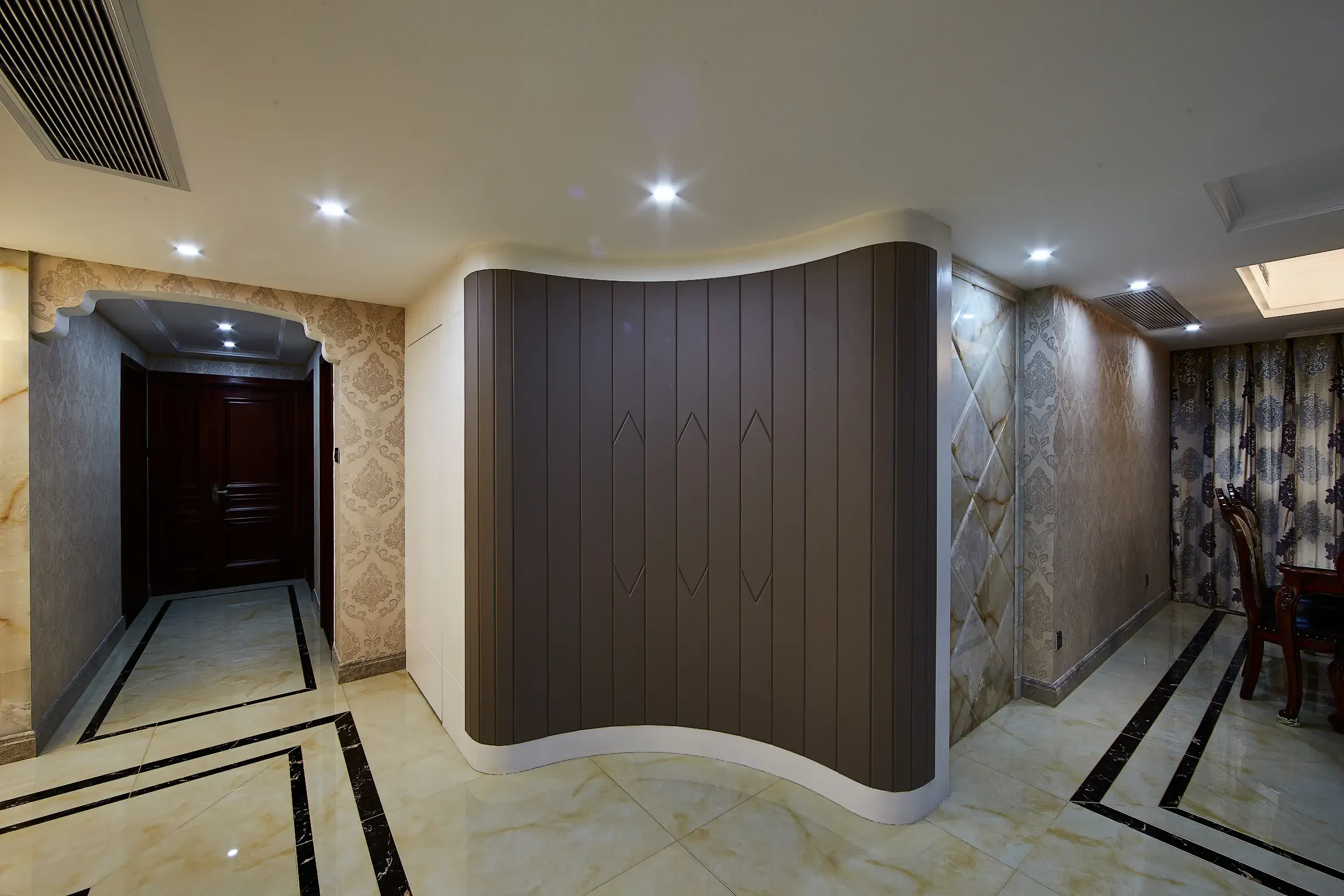 设计师引导提出一些可建设性意见,包括弧形硬包及隐形门的设计与制作