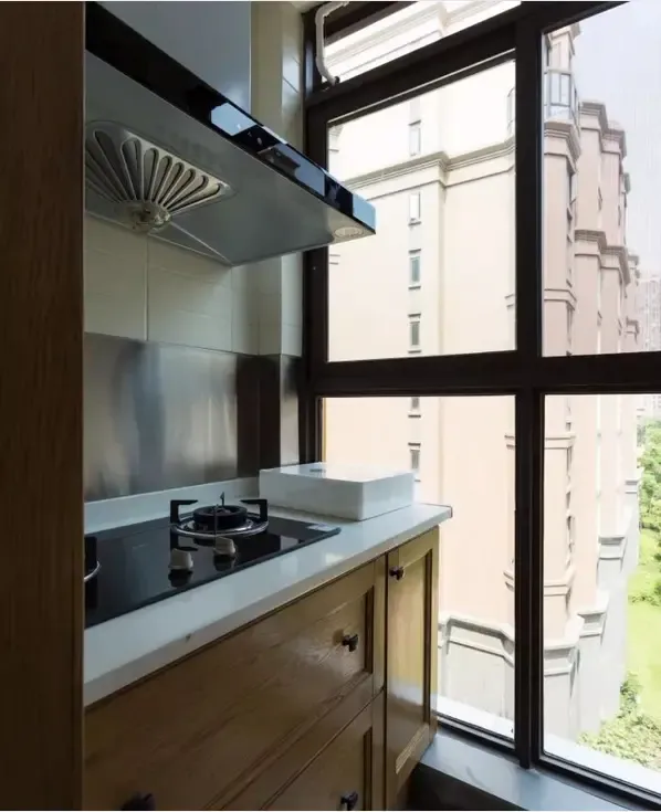 沿着西厨吧台,将原有阳台改造成中厨区,解决油烟问题