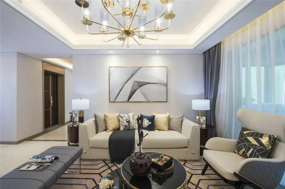 客厅墙面以白色为主,吊顶也不例外,在光的漫反射下显得宽敞明亮,元素