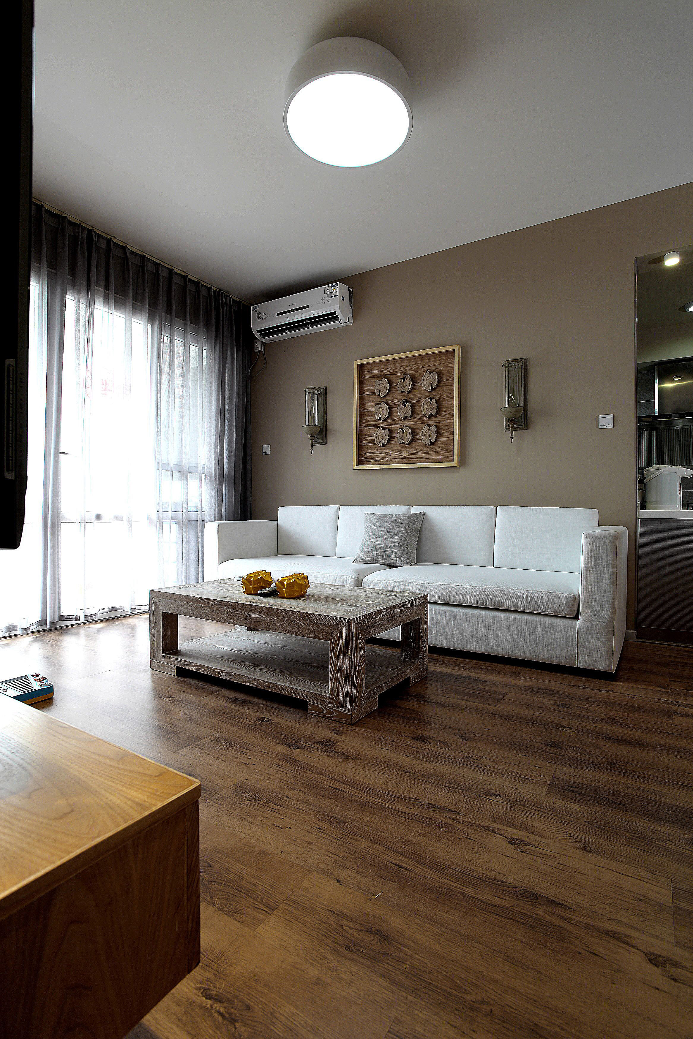 白色沙发加全屋木色地板,简约风格不失单调