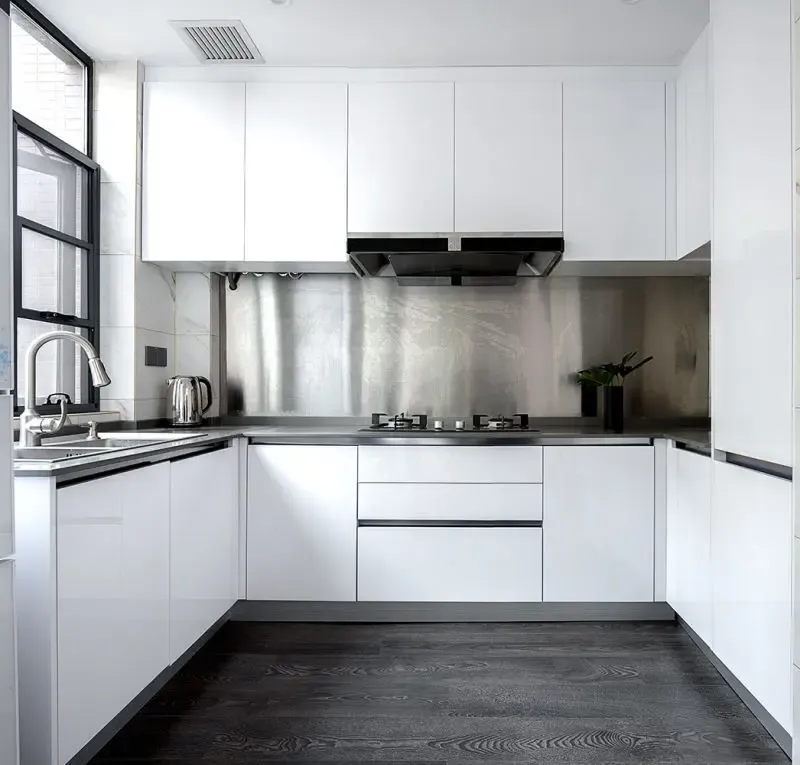 橱柜墙面选用不锈钢材质,实用大气且清洁油污更加容易.