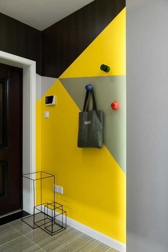 黑白灰+黄色点缀构造出简约风格三居室